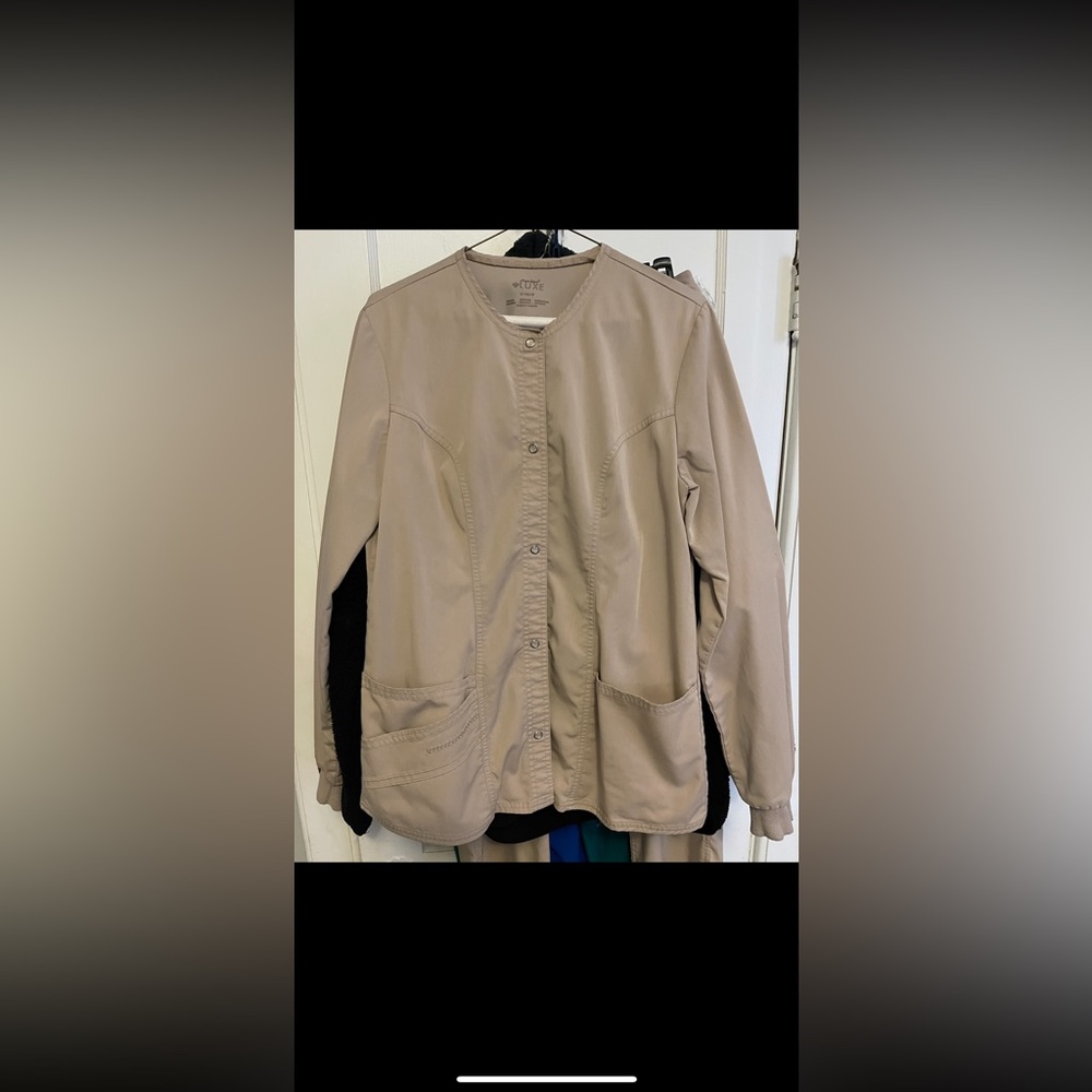 Scrub jacket tan